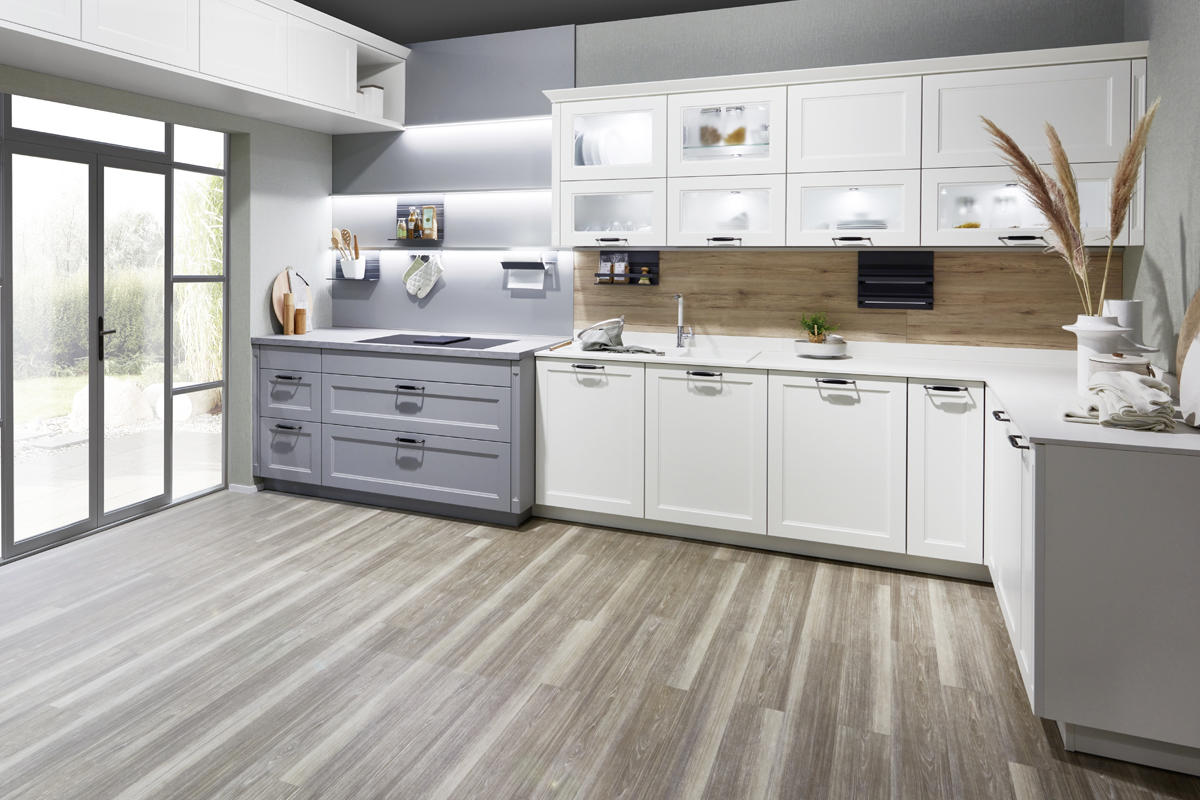 Das beste aus zwei Welten, Tradition und Moderne - so lässt sich der Charakter einer Landhausküche am treffendsten beschreiben. Be i s p i e l s w e i s e   G u s s e i s e n g r i f f e ,   g e r a d l i n i g e   S p r o s s e n t ür e n   m i t   G l a s e i n l a g e n ,   i n n o v a t i v e   B e l e u c h t u n g  oder  h o h e   A u f s a t z s c h r än k e .   E i n e   n e u e ,   s c h n ör k e l l o s e   W o h n l i c h k e i t .  