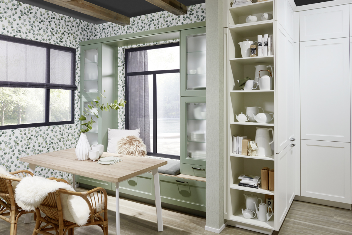 Das beste aus zwei Welten, Tradition und Moderne - so lässt sich der Charakter einer Landhausküche am treffendsten beschreiben. Be i s p i e l s w e i s e   G u s s e i s e n g r i f f e ,   g e r a d l i n i g e   S p r o s s e n t ür e n   m i t   G l a s e i n l a g e n ,   i n n o v a t i v e   B e l e u c h t u n g  oder  h o h e   A u f s a t z s c h r än k e .   E i n e   n e u e ,   s c h n ör k e l l o s e   W o h n l i c h k e i t .  