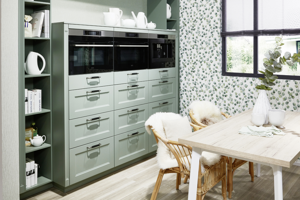 Das beste aus zwei Welten, Tradition und Moderne - so lässt sich der Charakter einer Landhausküche am treffendsten beschreiben. Be i s p i e l s w e i s e   G u s s e i s e n g r i f f e ,   g e r a d l i n i g e   S p r o s s e n t ür e n   m i t   G l a s e i n l a g e n ,   i n n o v a t i v e   B e l e u c h t u n g  oder  h o h e   A u f s a t z s c h r än k e .   E i n e   n e u e ,   s c h n ör k e l l o s e   W o h n l i c h k e i t .  